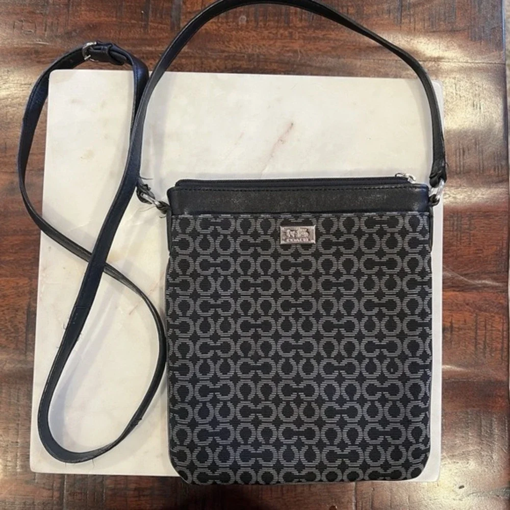 Coach Madison‎ Art Needlepoint Swingpack signature jacquard fabric leather trim.